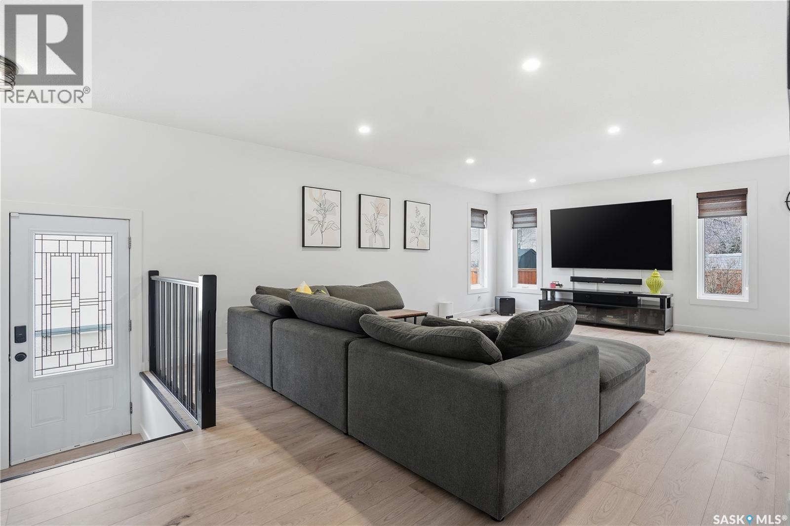 6915 Whelan Drive, Regina, Saskatchewan  S4X 3W2 - Photo 3 - SK033040