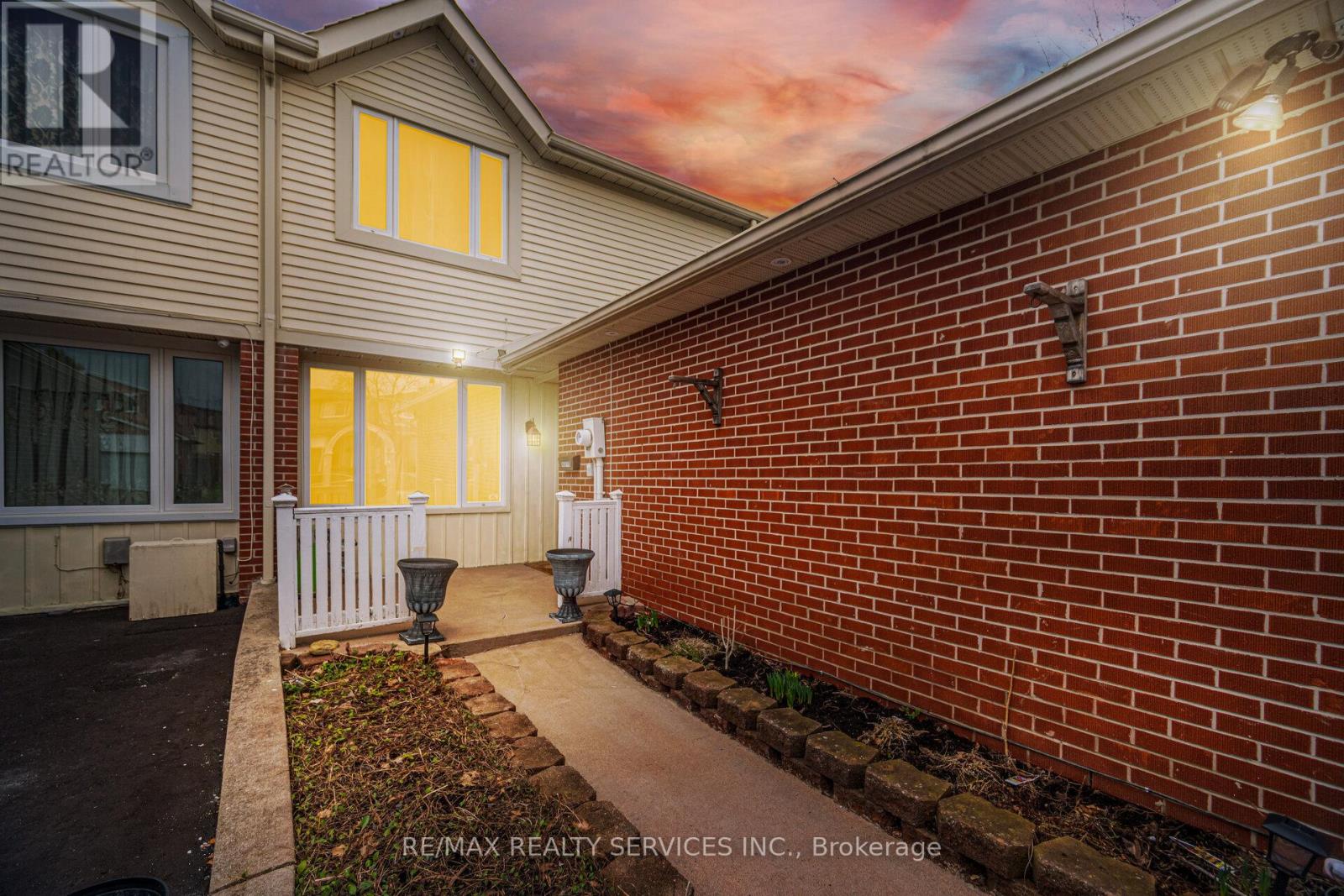 22 Rushmore Crescent W, Brampton, Ontario  L6Z 1R2 - Photo 8 - W13008070