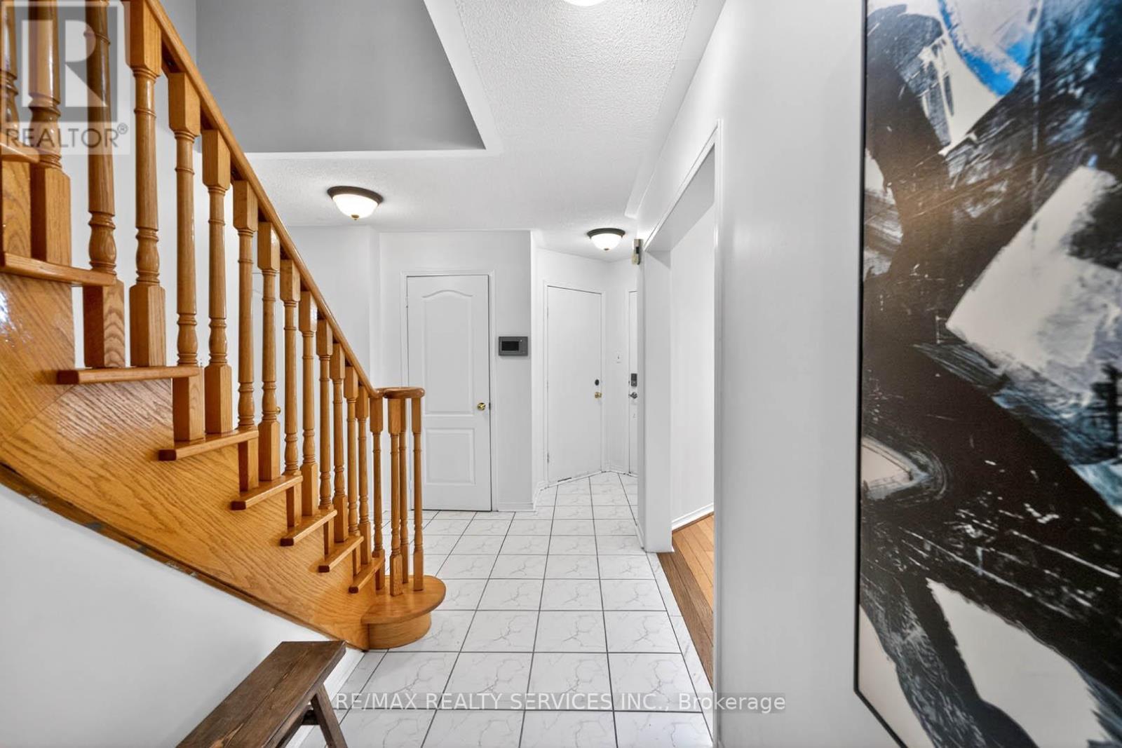 6 Creekwood Drive, Brampton, Ontario  L7A 1G6 - Photo 5 - W13008146