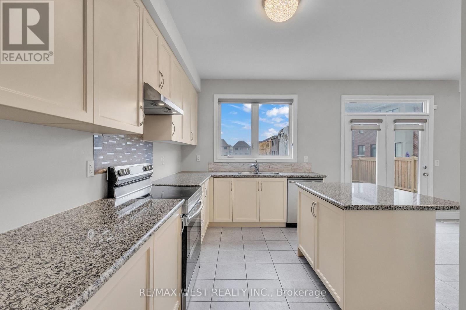 65 Port Royal Avenue, Vaughan, Ontario  L4H 4K6 - Photo 9 - N12954396