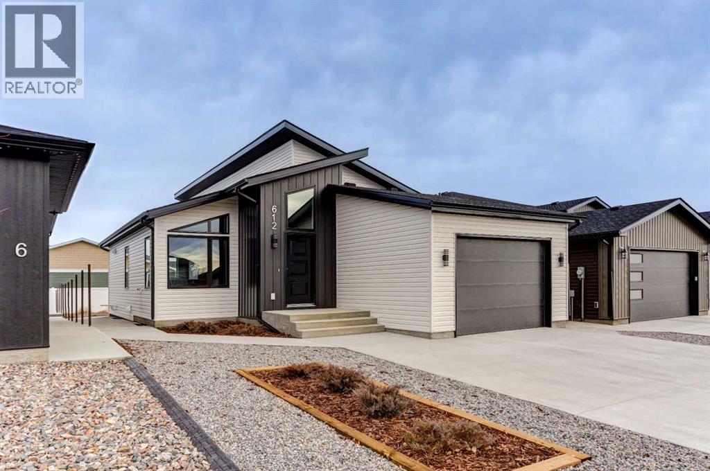 612 Parkside Green, Coaldale, Alberta  T1M 0B2 - Photo 2 - A2302520