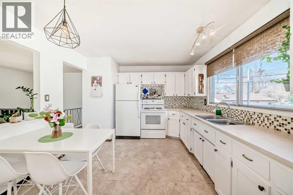 3772 Dover Ridge Drive SE, Calgary, Alberta  T2B 2C9 - Photo 5 - A2300186