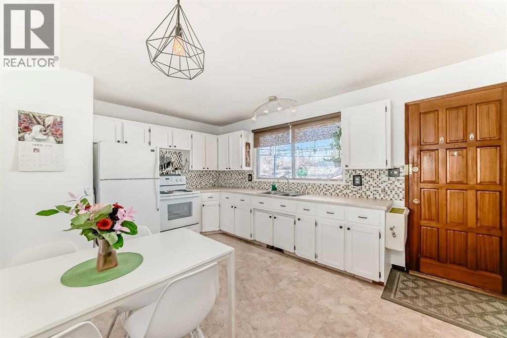 3772 Dover Ridge Drive SE, Calgary, Alberta  T2B 2C9 - Photo 4 - A2300186