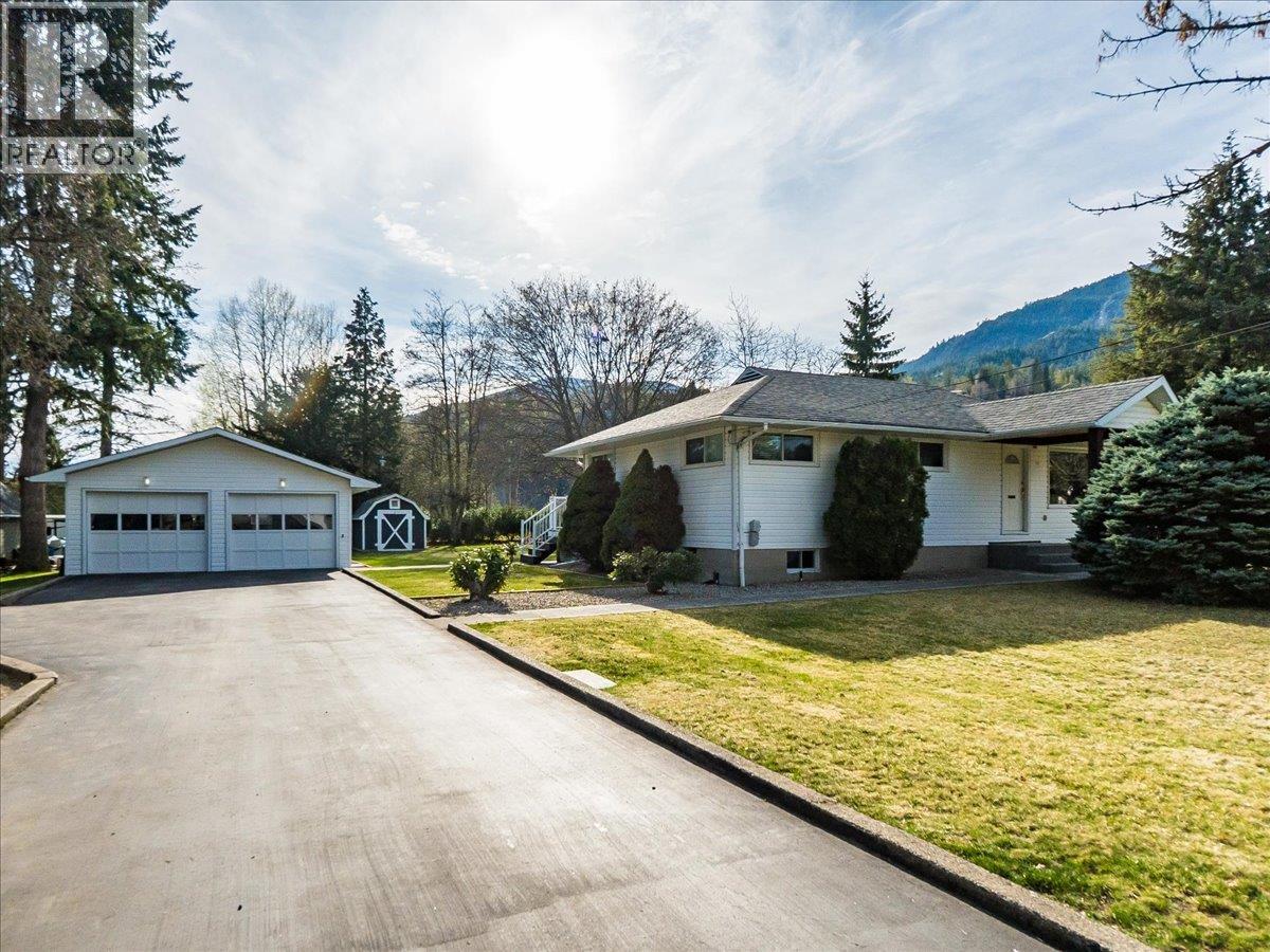 112 100th Street, Castlegar, British Columbia  V1N 3C5 - Photo 1 - 10383261