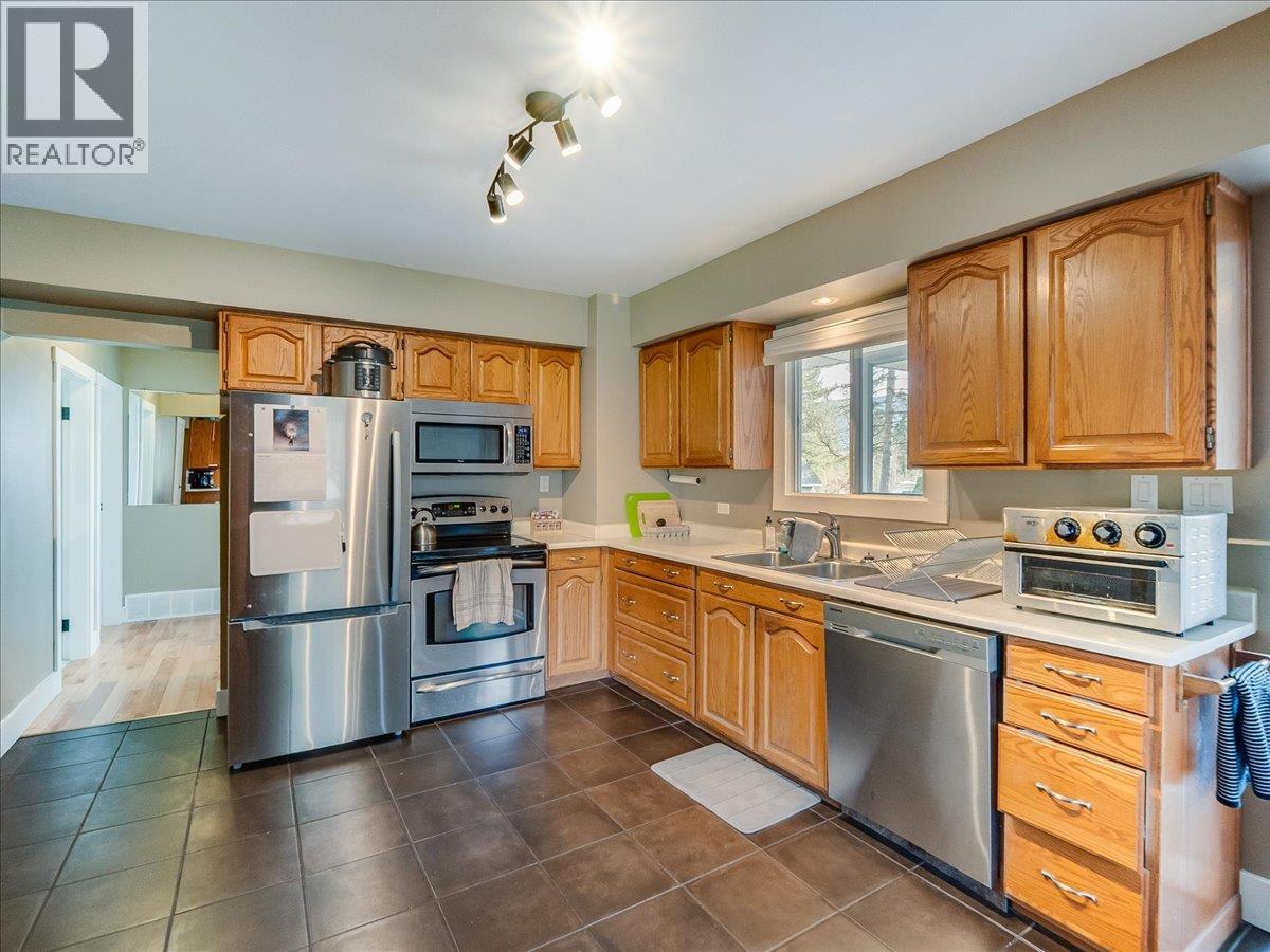 112 100th Street, Castlegar, British Columbia  V1N 3C5 - Photo 11 - 10383261