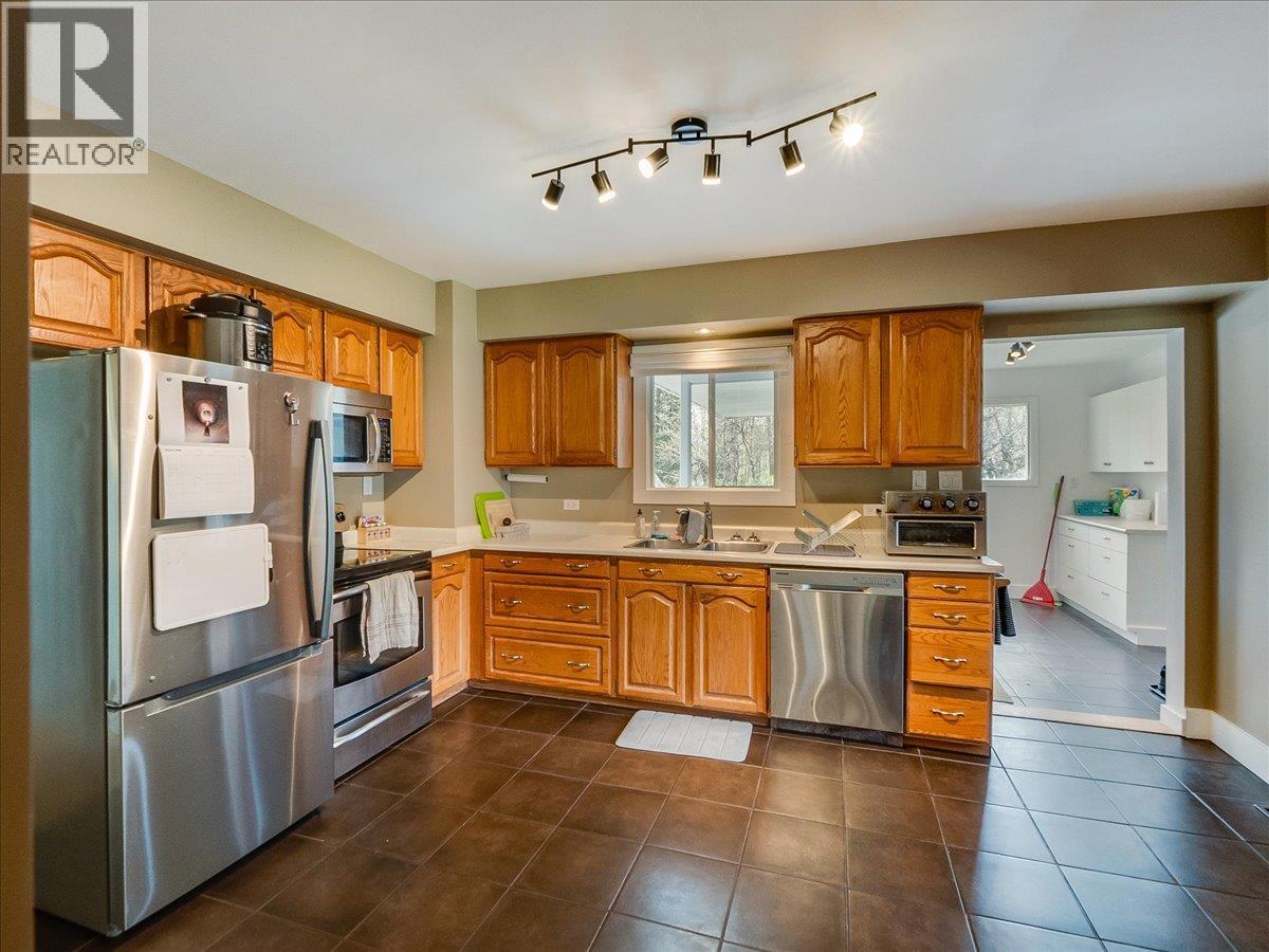 112 100th Street, Castlegar, British Columbia  V1N 3C5 - Photo 12 - 10383261