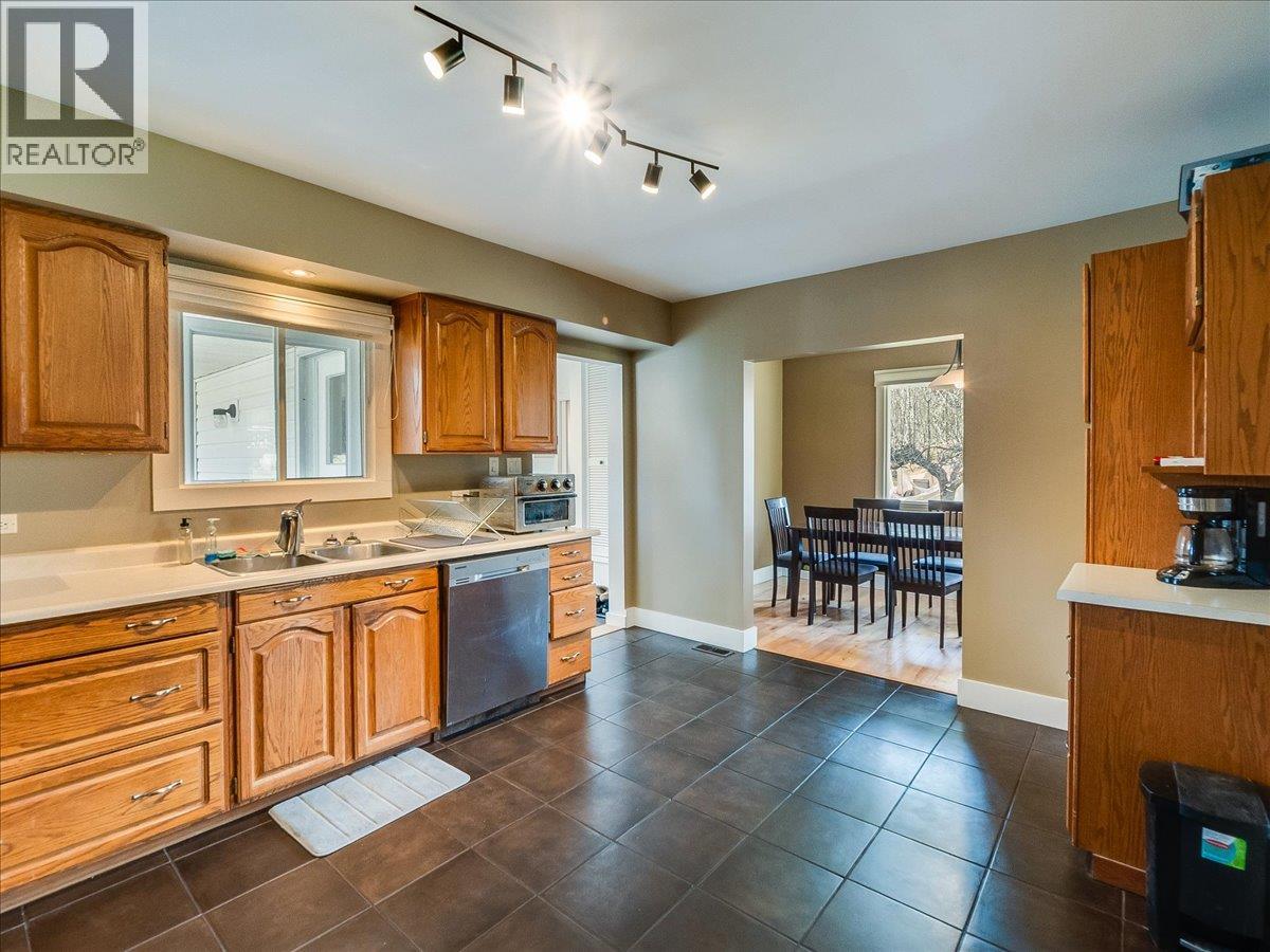 112 100th Street, Castlegar, British Columbia  V1N 3C5 - Photo 13 - 10383261