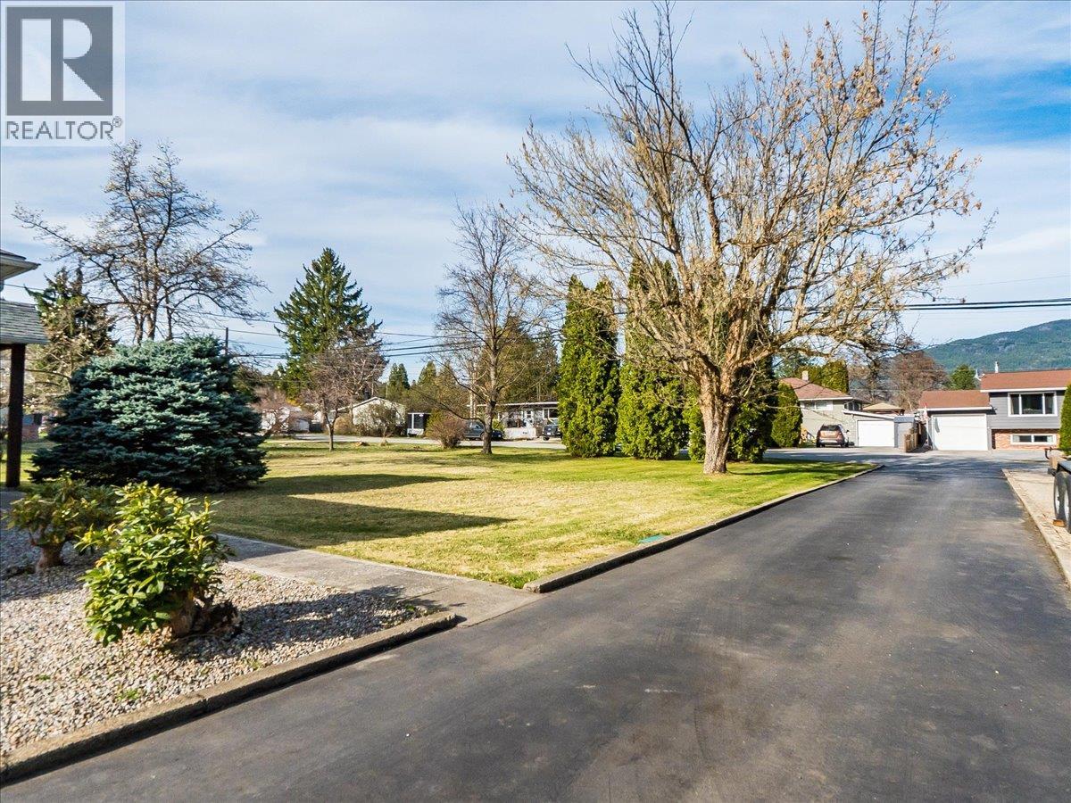 112 100th Street, Castlegar, British Columbia  V1N 3C5 - Photo 6 - 10383261