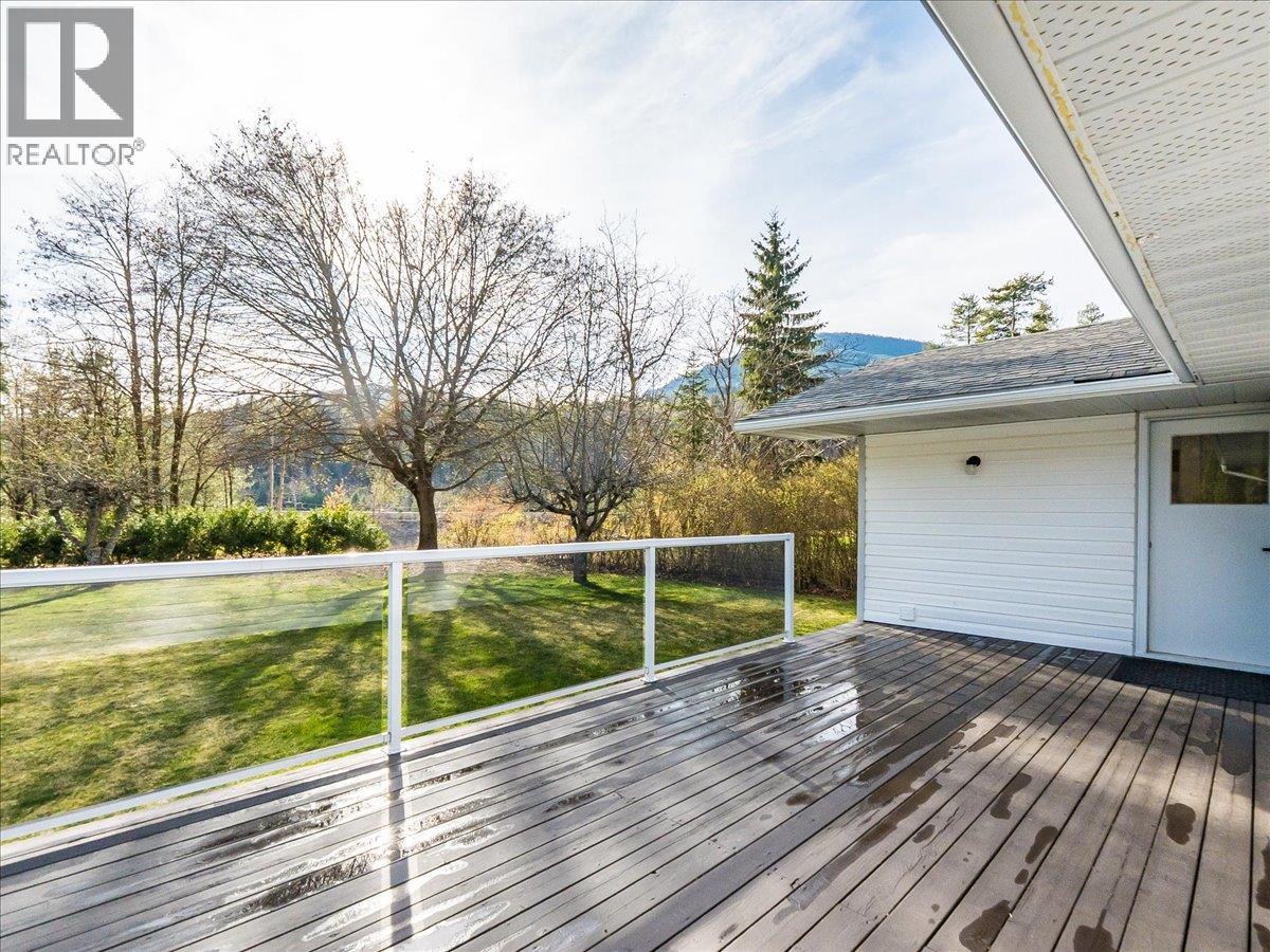 112 100th Street, Castlegar, British Columbia  V1N 3C5 - Photo 8 - 10383261