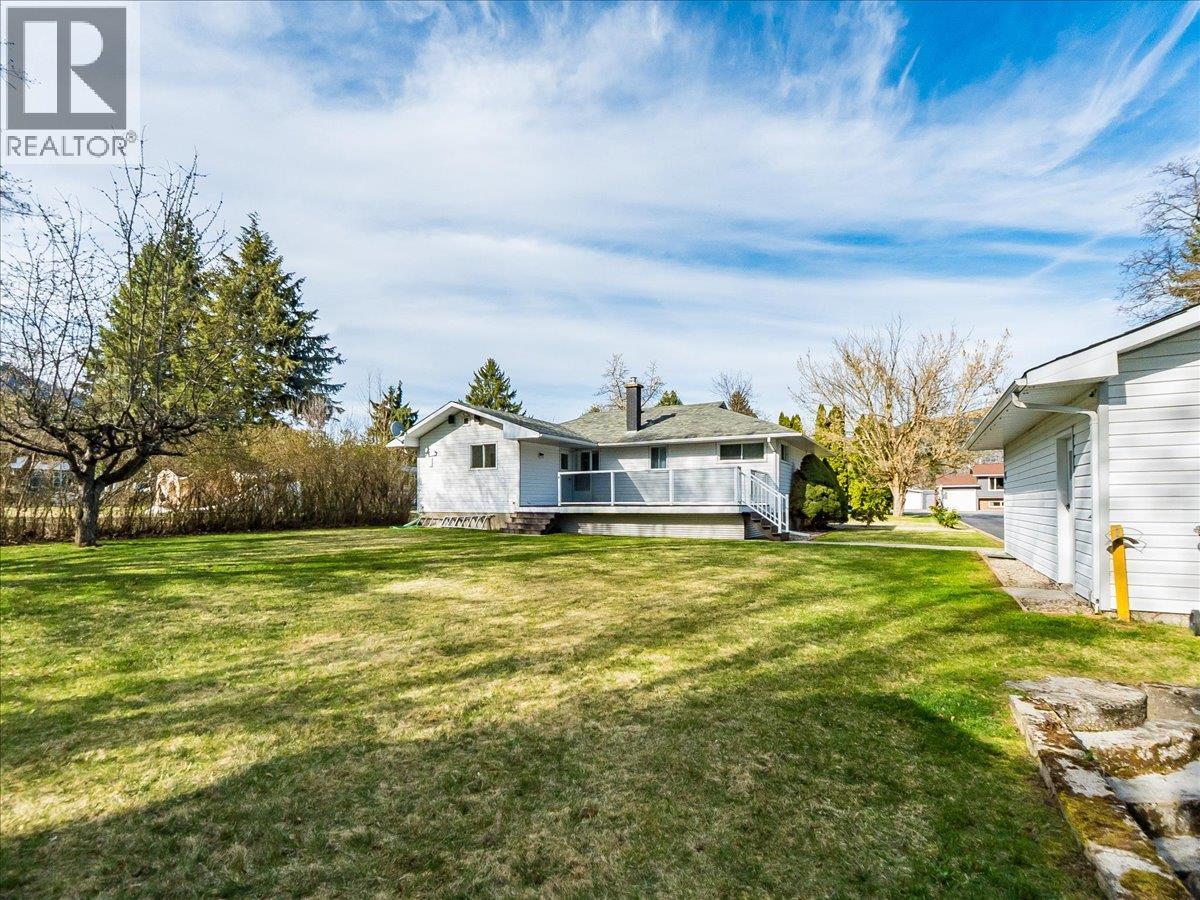 112 100th Street, Castlegar, British Columbia  V1N 3C5 - Photo 9 - 10383261