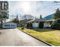 112 100th Street, Castlegar, British Columbia