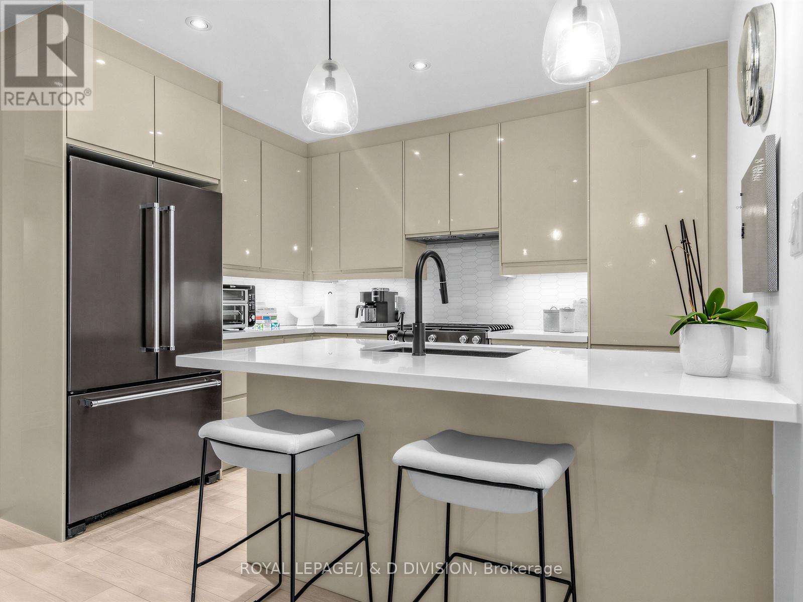 23 Latimer Avenue, Toronto, Ontario  M5N 2M1 - Photo 11 - C13007894