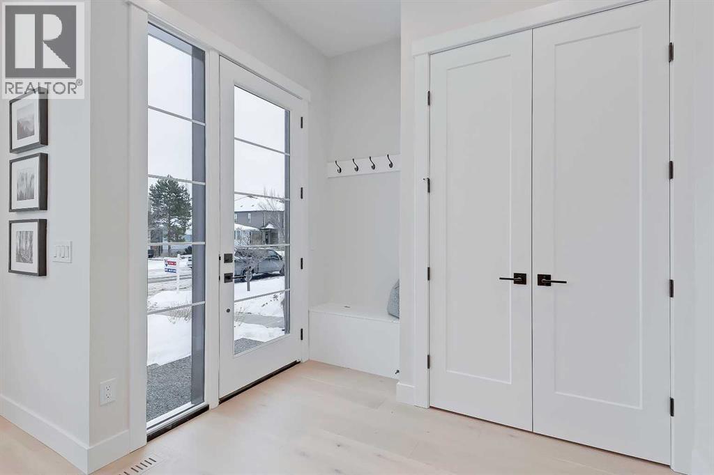 2807 25a Street SW, Calgary, Alberta  T3E 1Z5 - Photo 2 - A2296170