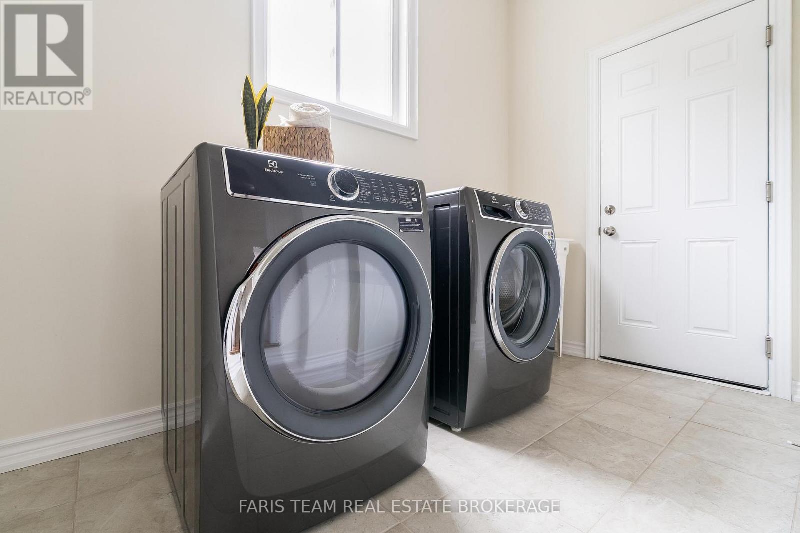 33 Pearl Street, Wasaga Beach, Ontario  L9Z 0G9 - Photo 18 - S12969352