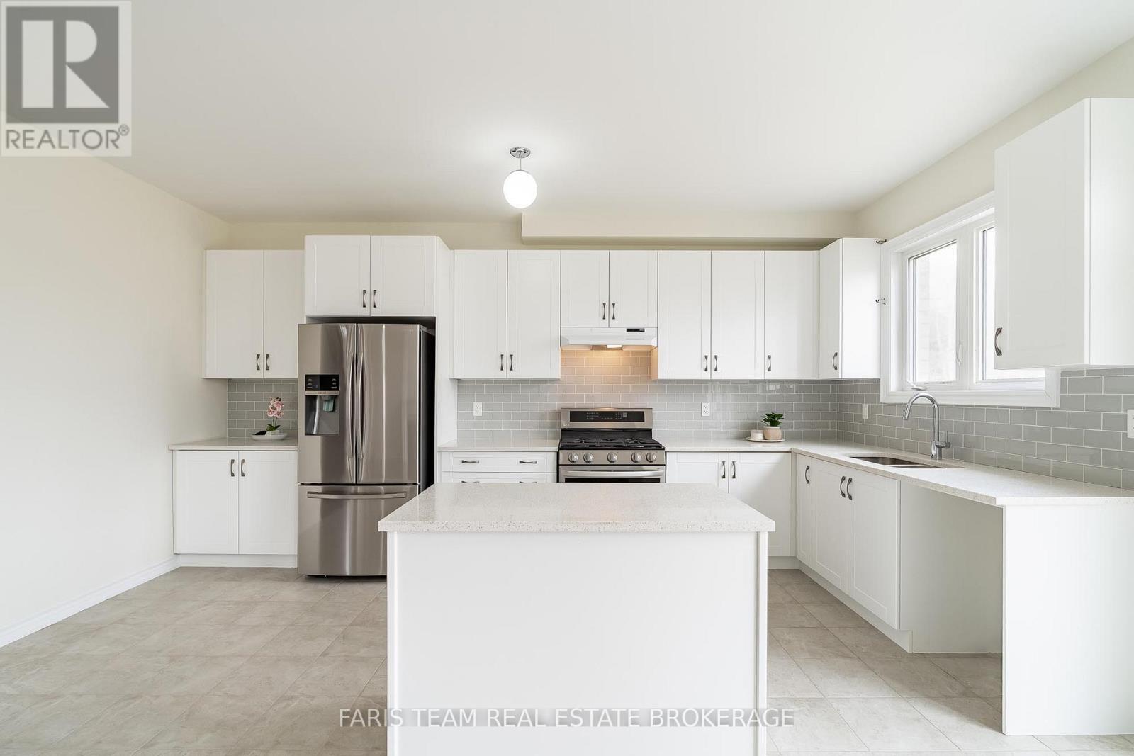 33 Pearl Street, Wasaga Beach, Ontario  L9Z 0G9 - Photo 7 - S12969352