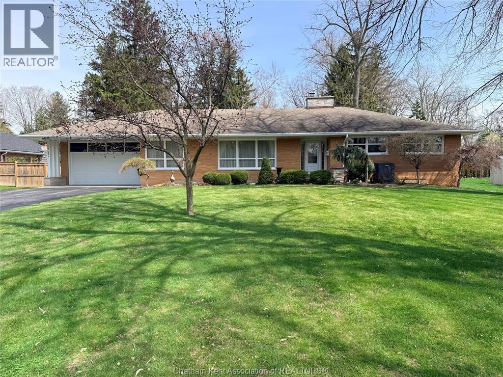 MLS# 26008240: 927 Charing Cross ROAD, Chatham, Canada