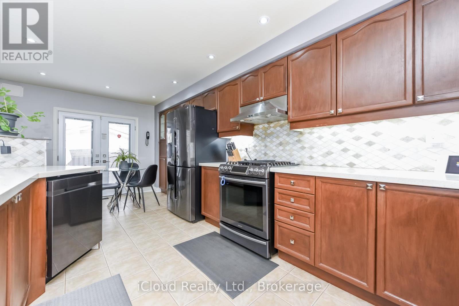 5922 Delle Donne Drive, Mississauga, Ontario  L5M 7A3 - Photo 17 - W12999370