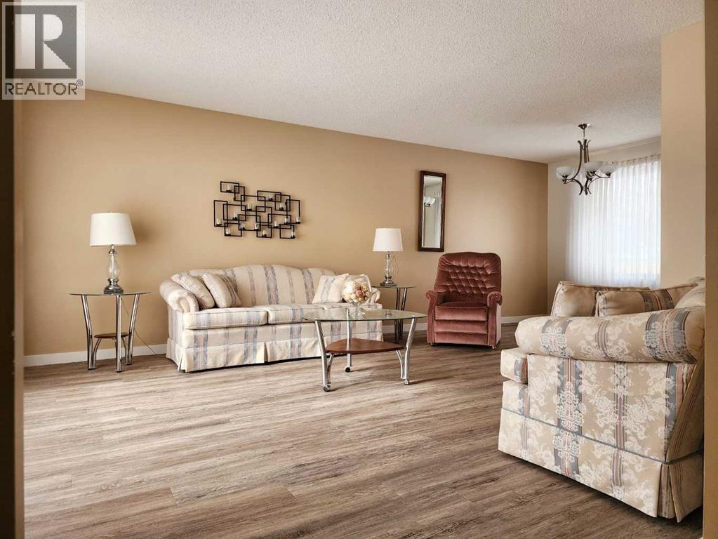 15 Elm Crescent S, Lethbridge, Alberta  T1K 4S8 - Photo 3 - A2288681