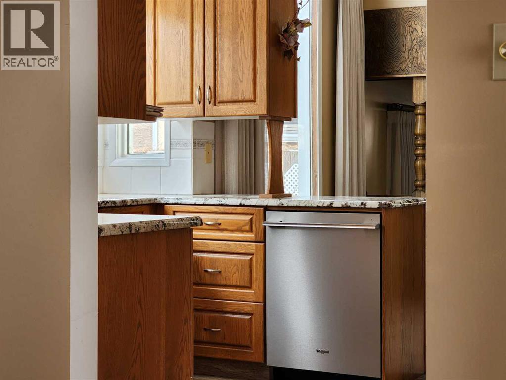 15 Elm Crescent S, Lethbridge, Alberta  T1K 4S8 - Photo 7 - A2288681