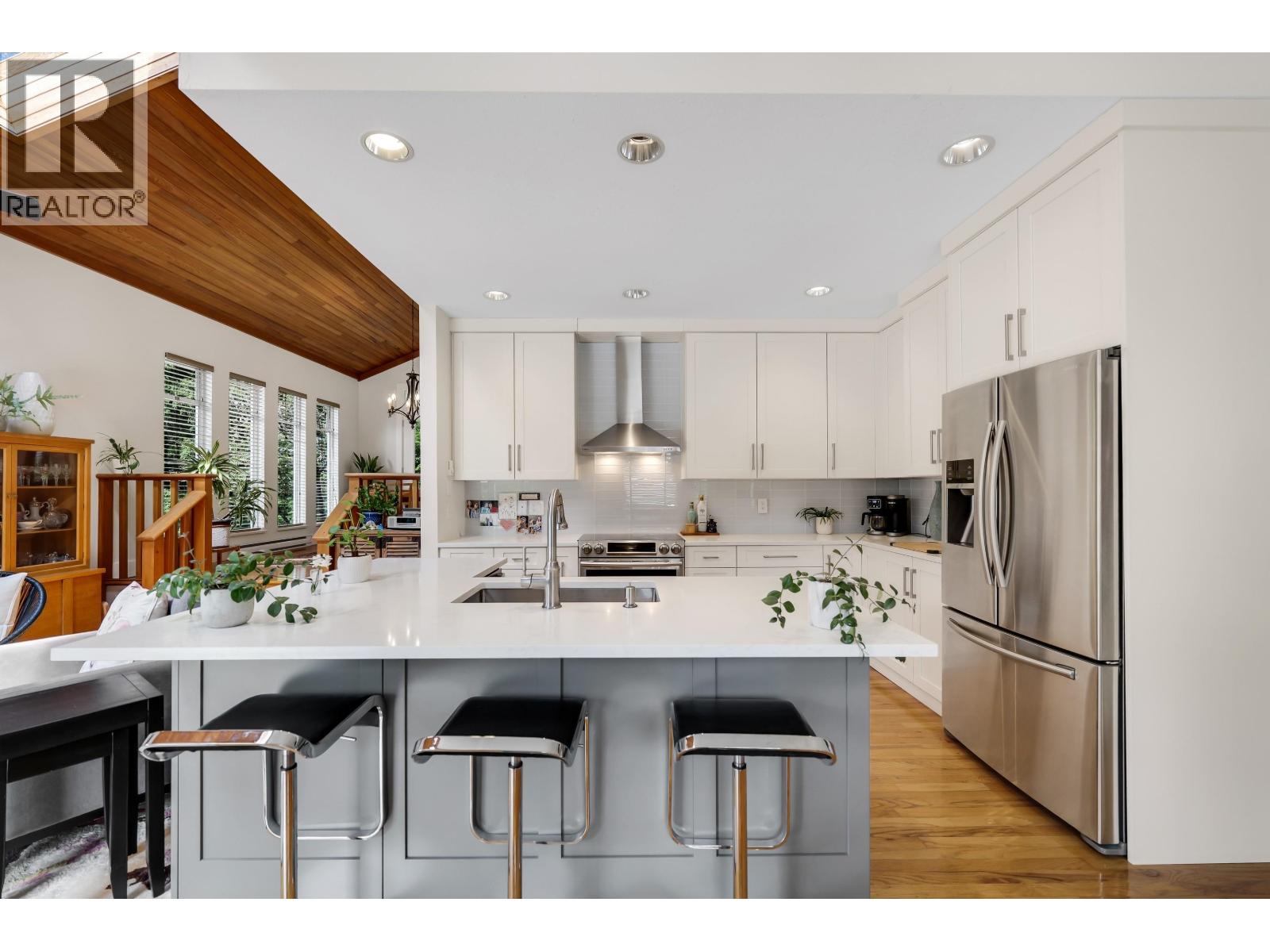 1014 Lanark Place, Squamish, British Columbia  V0N 1T0 - Photo 3 - R3110936