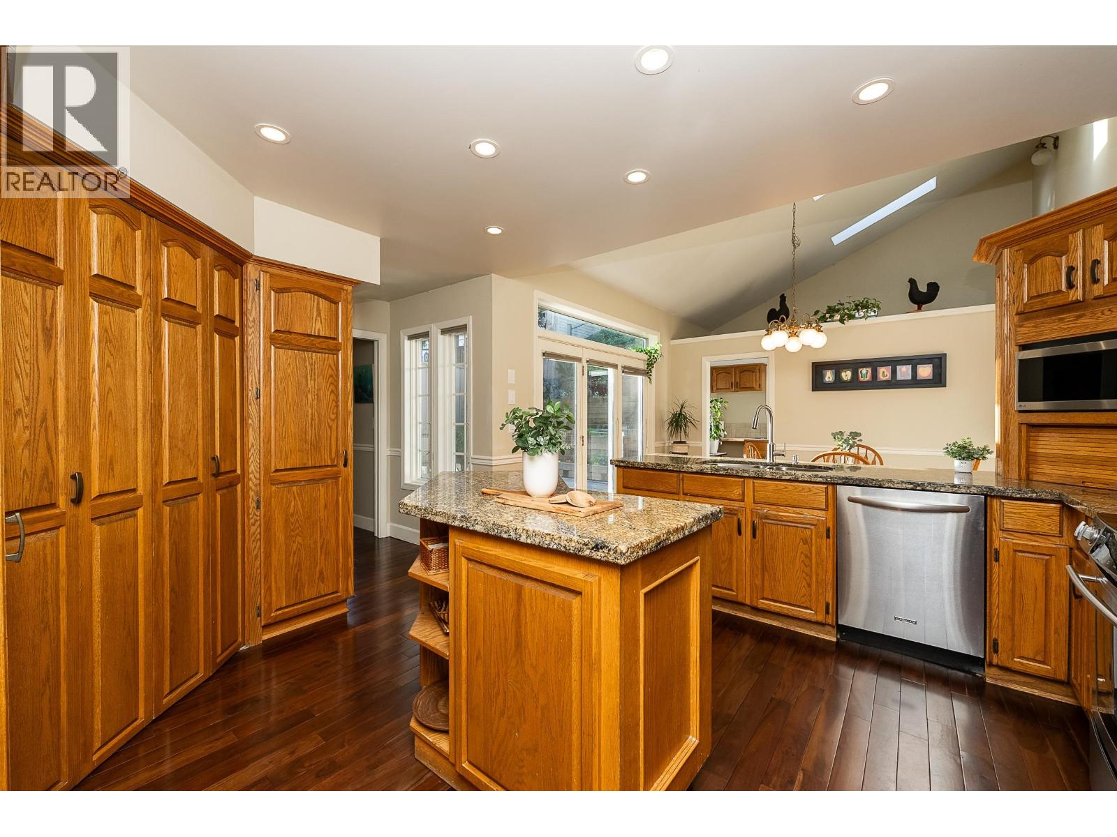 408 Riverview Crescent, Coquitlam, British Columbia  V3C 4X8 - Photo 6 - R3111965