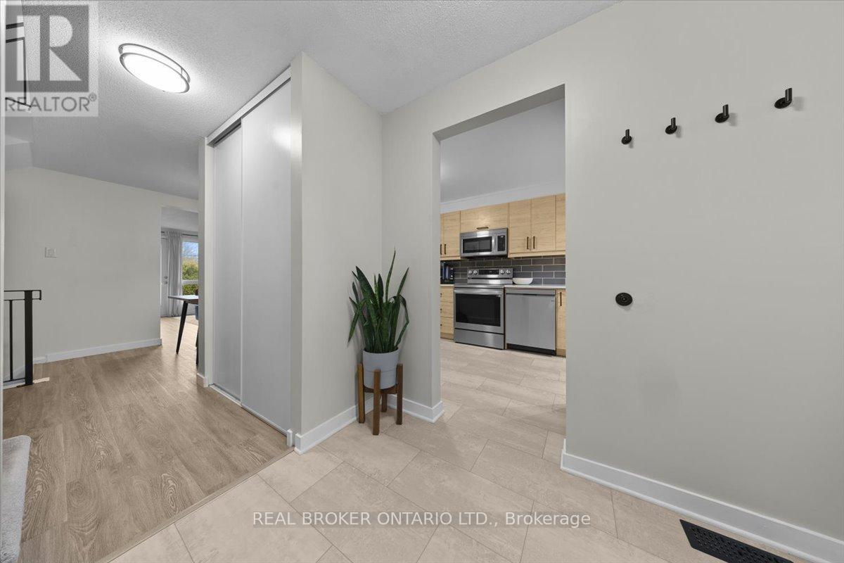 2049 Stonehenge Crescent, Ottawa, Ontario  K1B 4N7 - Photo 6 - X13008520