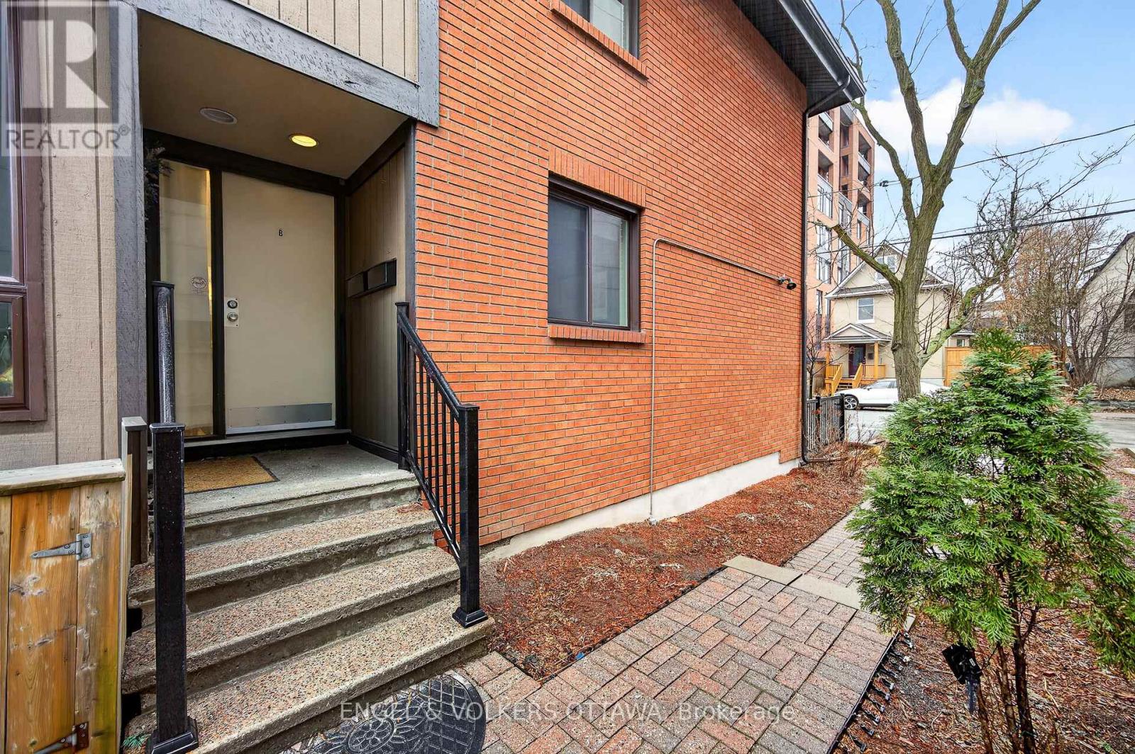 B - 35 Robinson Avenue, Ottawa, Ontario  K1N 8N8 - Photo 2 - X13008708