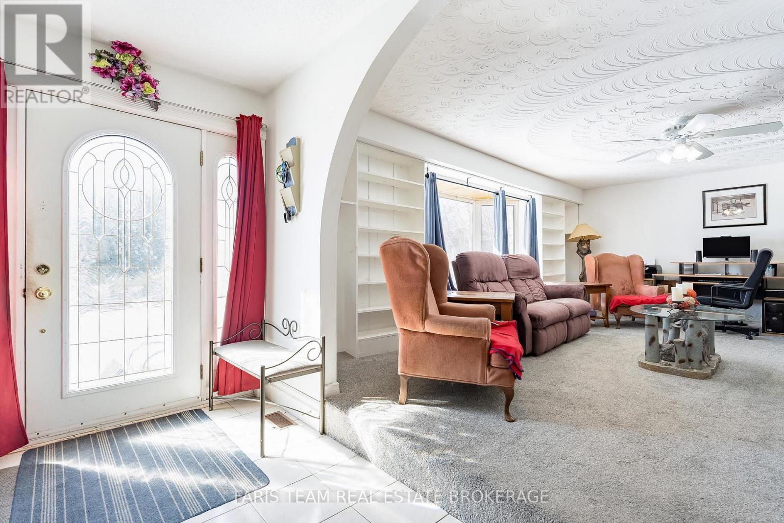 706 James Street, Innisfil, Ontario  L9S 2G7 - Photo 3 - N12975764