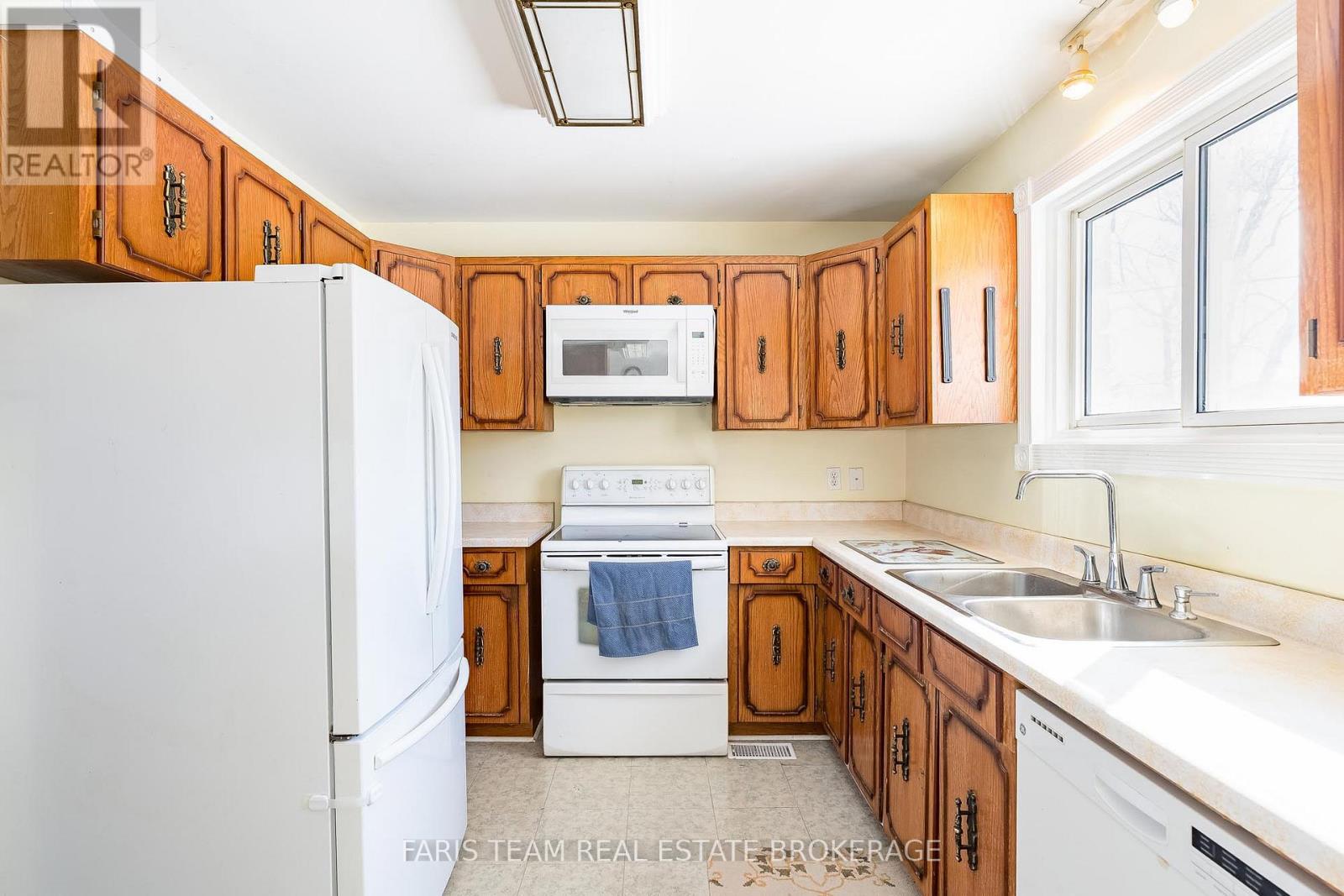 706 James Street, Innisfil, Ontario  L9S 2G7 - Photo 4 - N12975764