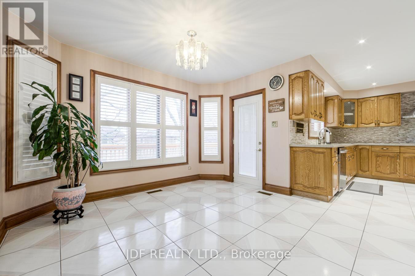 24 Whalen Court, Richmond Hill, Ontario  L4C 9T4 - Photo 11 - N13008532