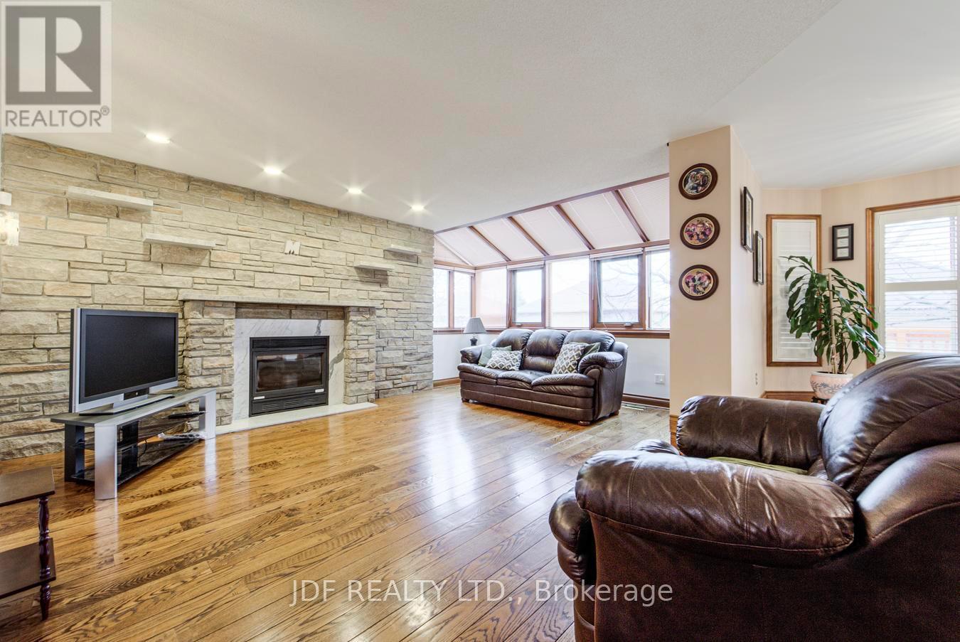 24 Whalen Court, Richmond Hill, Ontario  L4C 9T4 - Photo 8 - N13008532