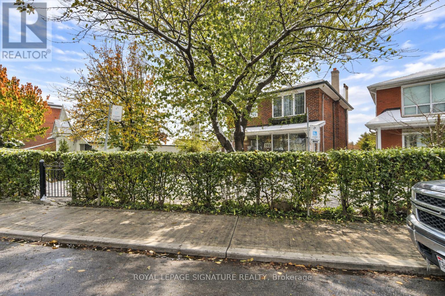 362 Silverthorn Avenue, Toronto, Ontario  M6M 3G8 - Photo 3 - W12542788