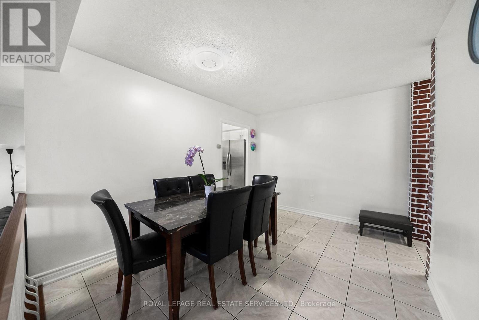 211 - 1 Four Winds Drive, Toronto, Ontario  M3J 2T1 - Photo 3 - W13008536