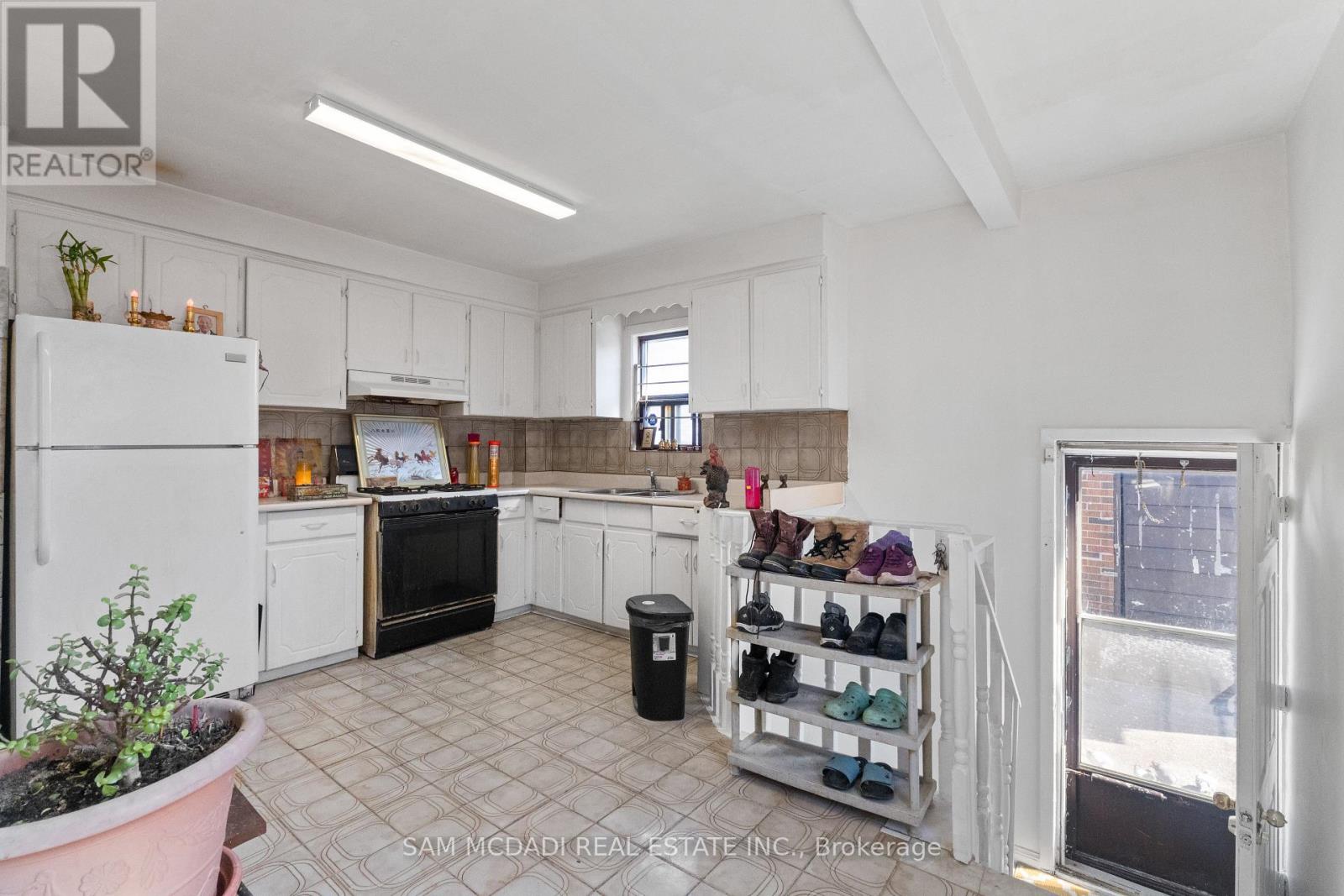 87 Dynevor Road, Toronto, Ontario  M6E 3X3 - Photo 12 - W13008654