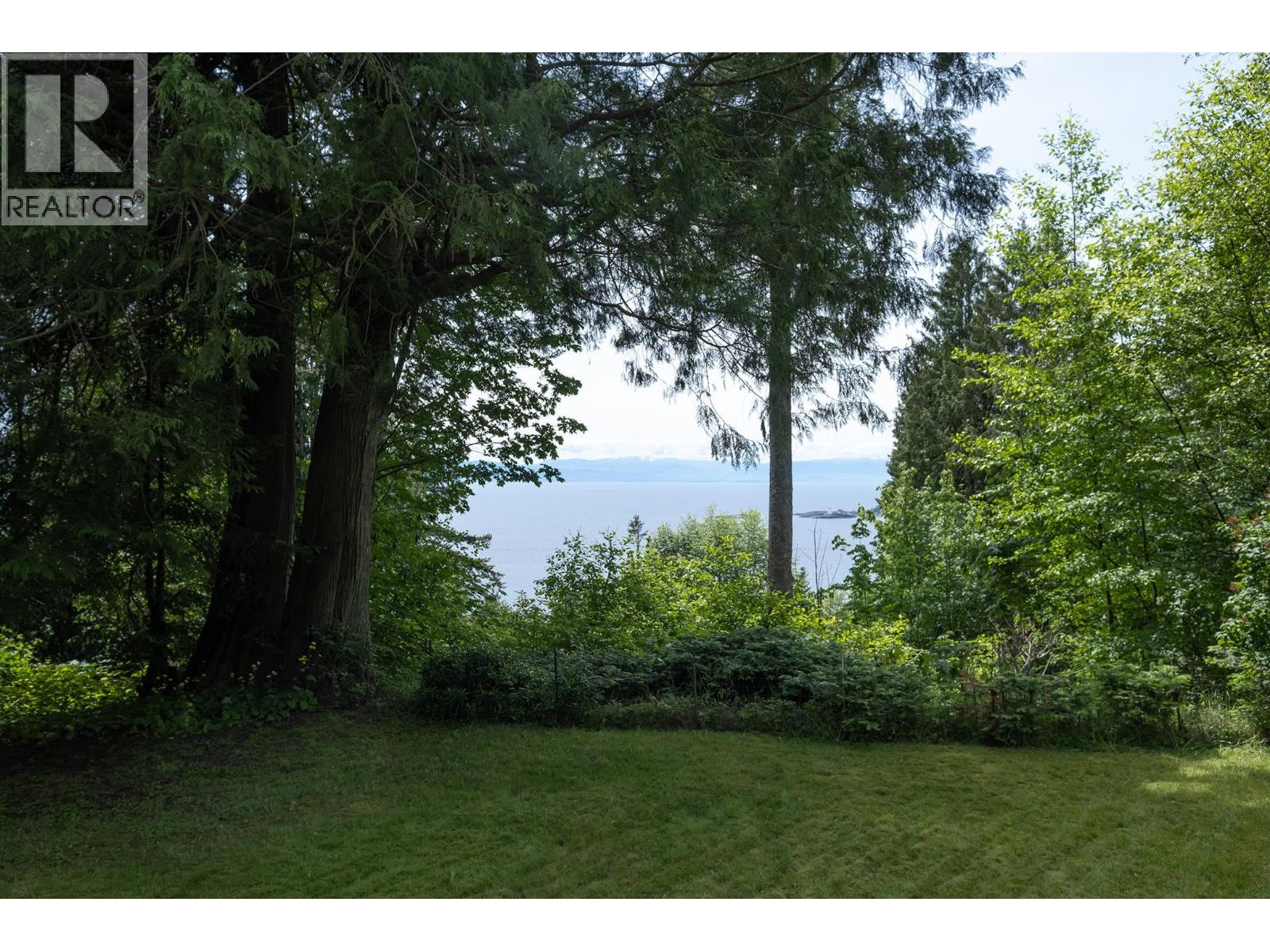 8127 Redrooffs Road, Halfmoon Bay, British Columbia  V7Z 1A7 - Photo 3 - R3112398