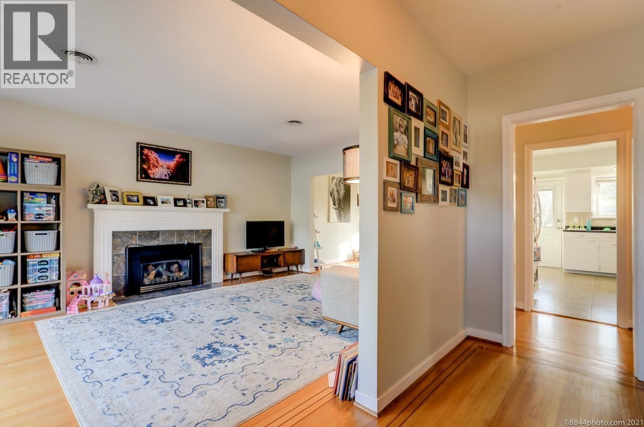 2016 W 48th Avenue, Vancouver, British Columbia  V6M 2P3 - Photo 2 - R3112384