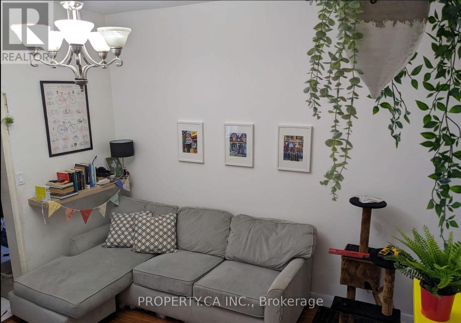 Main - 662 Dundas Street W, Toronto, Ontario  M5T 1H9 - Photo 2 - C13008838
