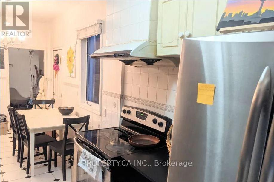 Main - 662 Dundas Street W, Toronto, Ontario  M5T 1H9 - Photo 3 - C13008838