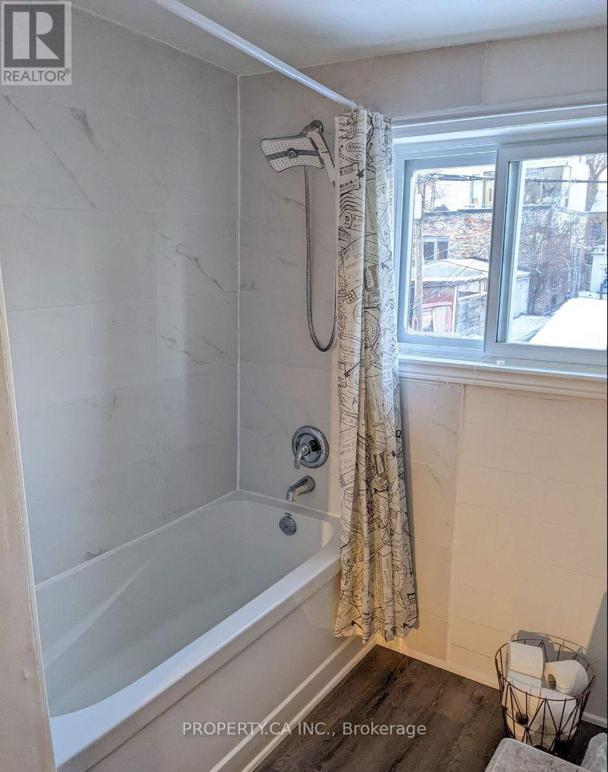 Main - 662 Dundas Street W, Toronto, Ontario  M5T 1H9 - Photo 4 - C13008838