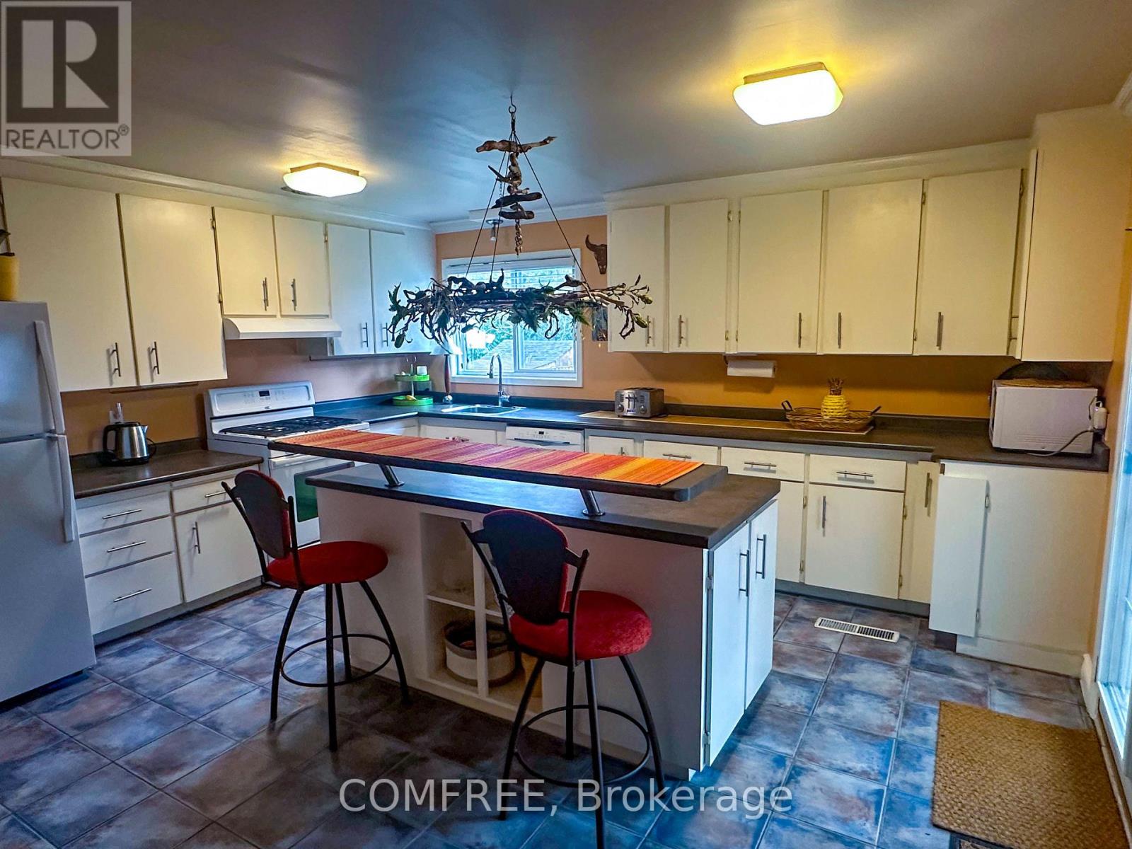 38 South Edgeware Road, St. Thomas, Ontario  N5P 2H4 - Photo 4 - X13008790