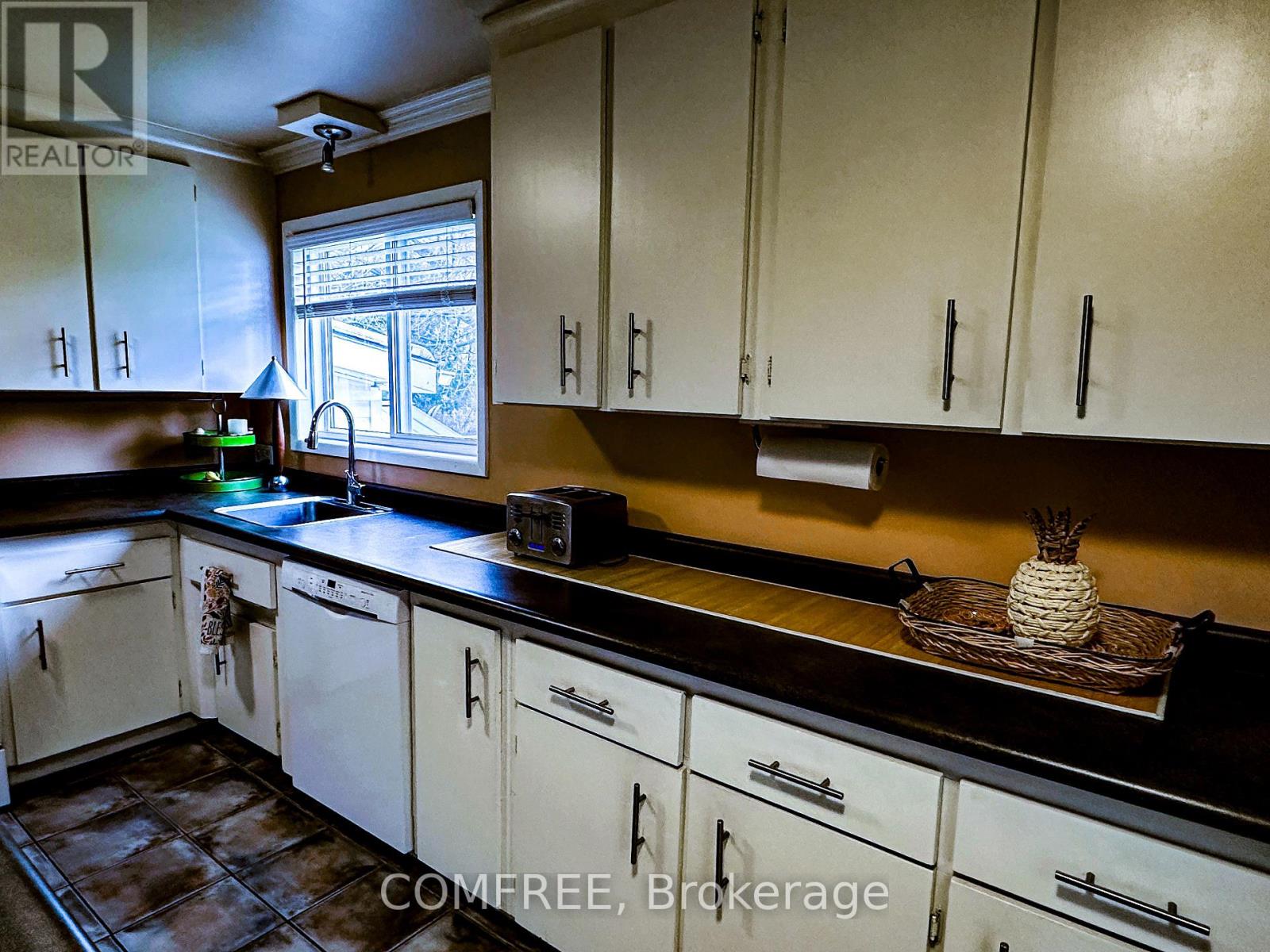 38 South Edgeware Road, St. Thomas, Ontario  N5P 2H4 - Photo 5 - X13008790