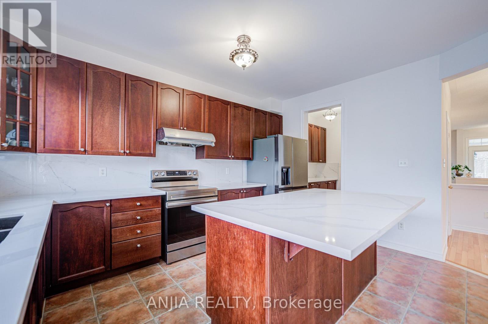 6 Linsmary Court, Markham, Ontario  L6E 1L2 - Photo 13 - N13008878