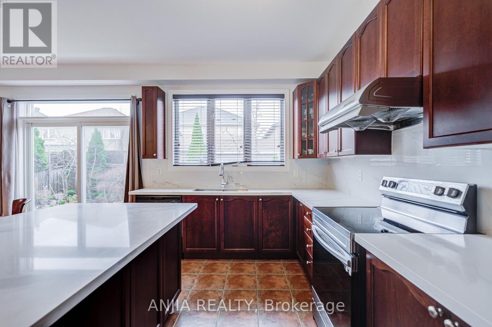 6 Linsmary Court, Markham, Ontario  L6E 1L2 - Photo 15 - N13008878