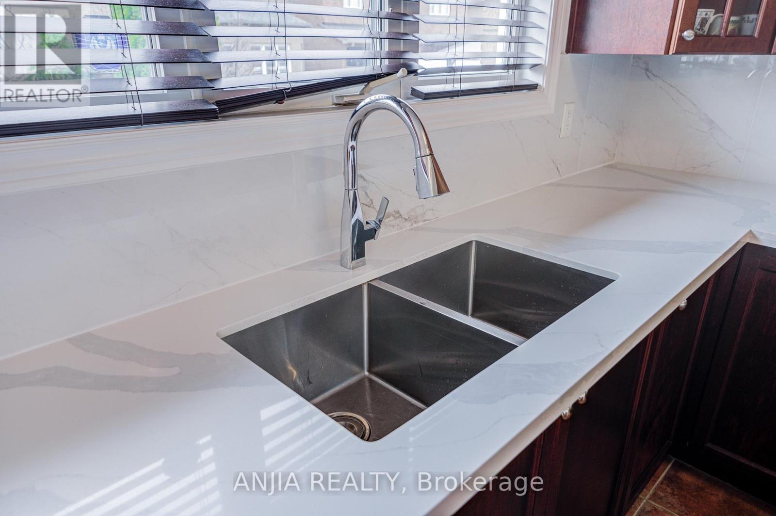 6 Linsmary Court, Markham, Ontario  L6E 1L2 - Photo 16 - N13008878