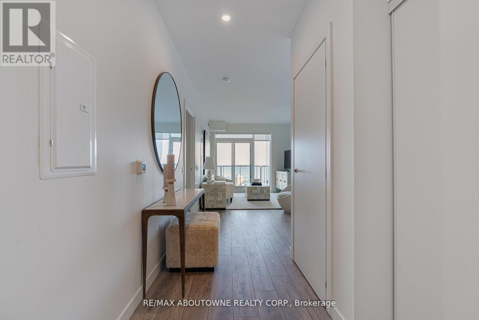 B0302 - 133 Bronte Road, Oakville, Ontario  L6L 3C1 - Photo 2 - W13008806