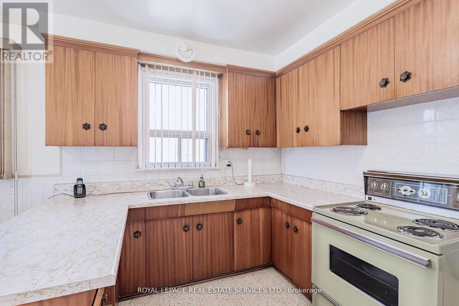 167 Cornelius Parkway, Toronto, Ontario  M6L 2K8 - Photo 16 - W13008818