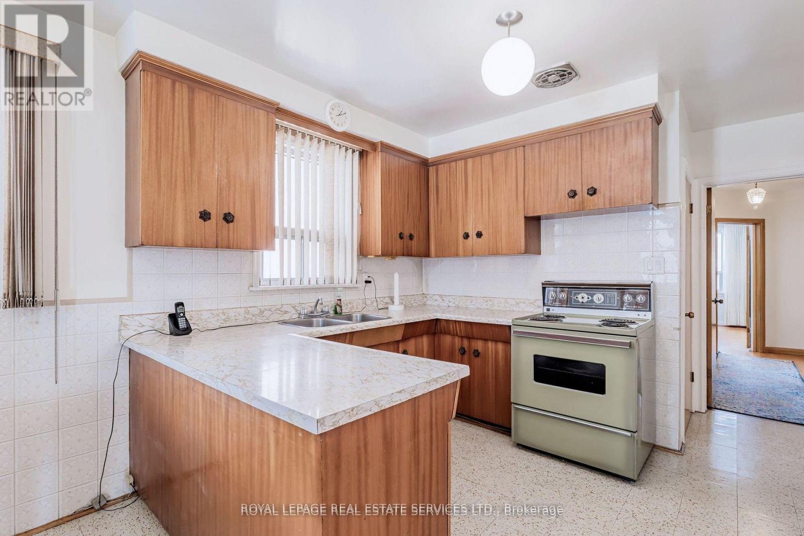 167 Cornelius Parkway, Toronto, Ontario  M6L 2K8 - Photo 17 - W13008818