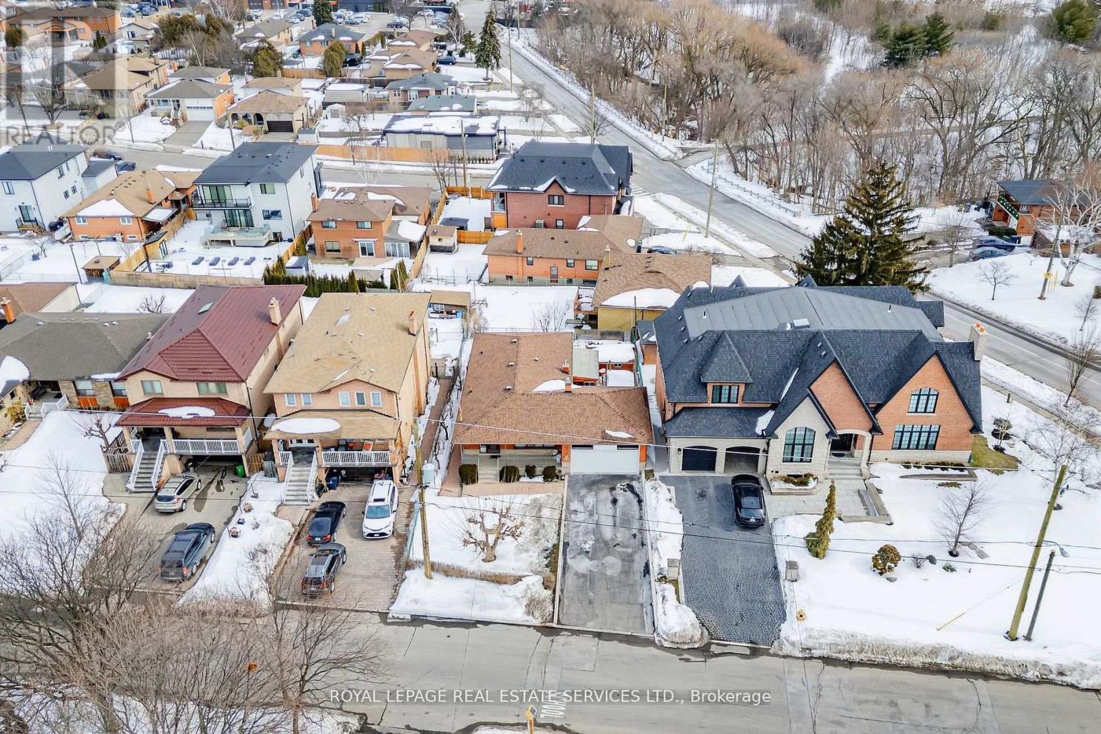 167 Cornelius Parkway, Toronto, Ontario  M6L 2K8 - Photo 32 - W13008818