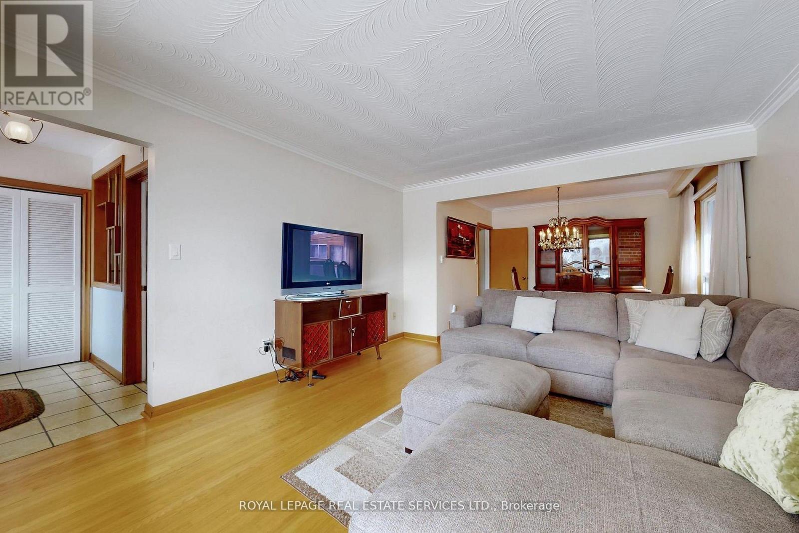 167 Cornelius Parkway, Toronto, Ontario  M6L 2K8 - Photo 9 - W13008818