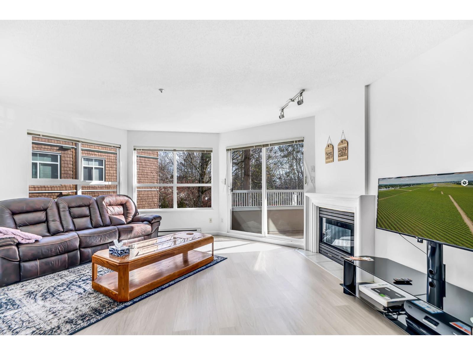 303 8139 121a Street, Surrey, British Columbia  V3W 0Z2 - Photo 1 - R3110128